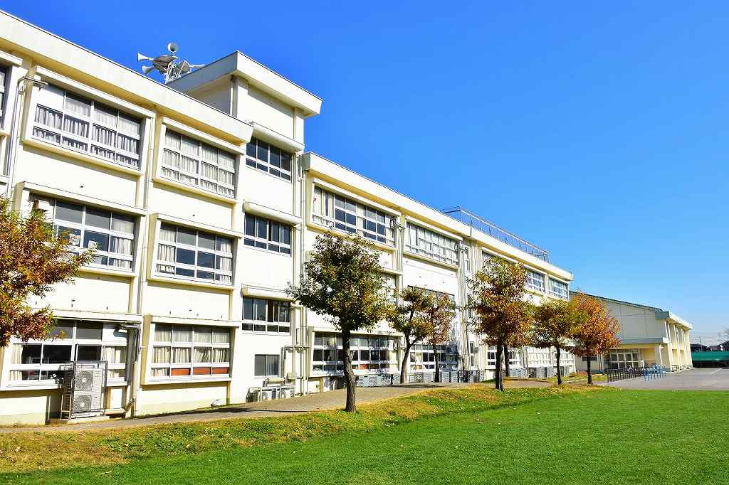 金目小学校の外観