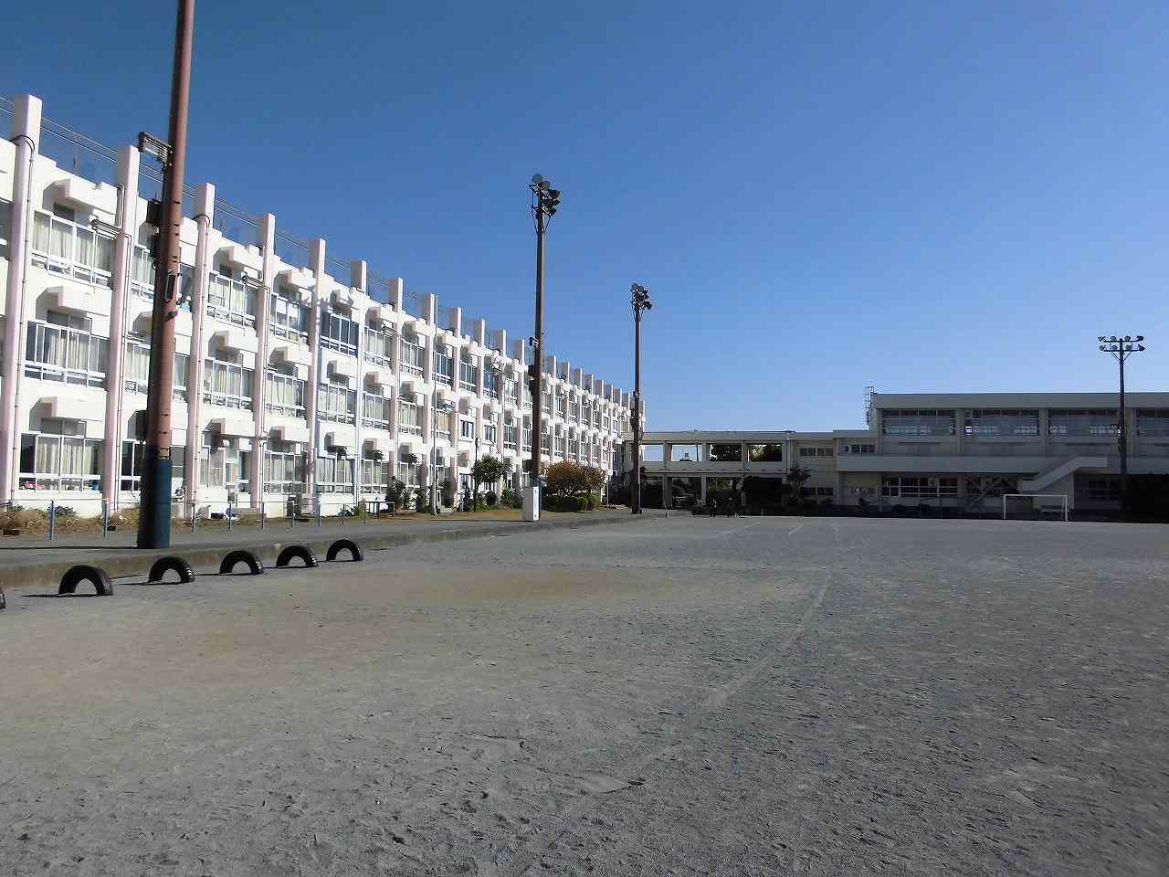 横内小学校の外観