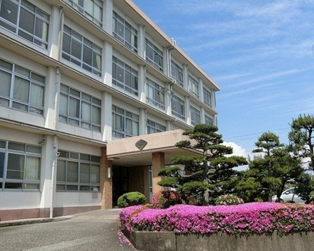 金目中学校の外観