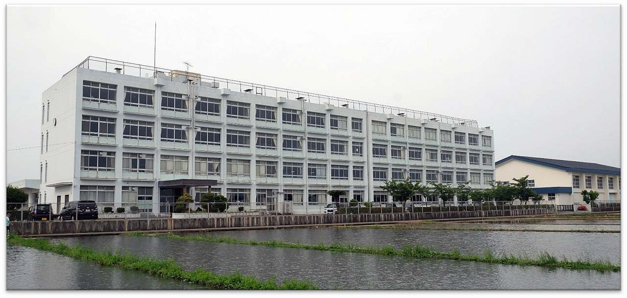 横内中学校の外観