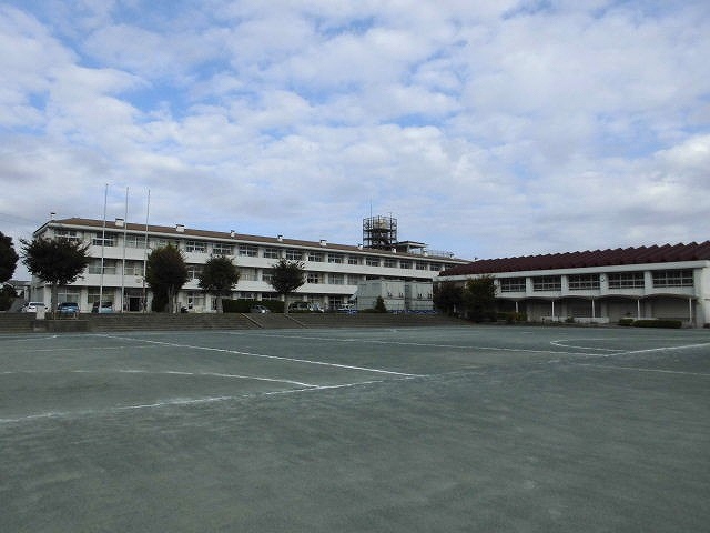 旭陵中学校の外観