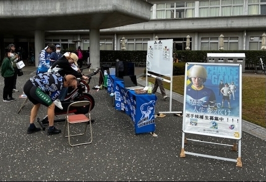 学生がワットバイクに挑戦する様子