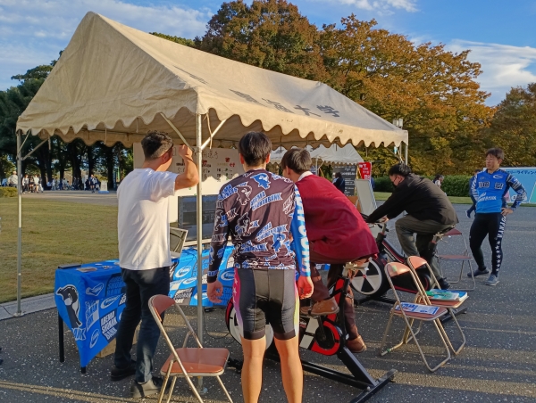 ワットバイクに挑戦する様子