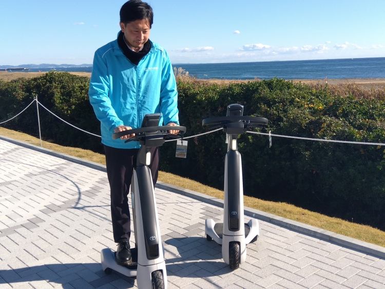 立ち乗りタイプ小型モビリティに乗る公園スタッフ