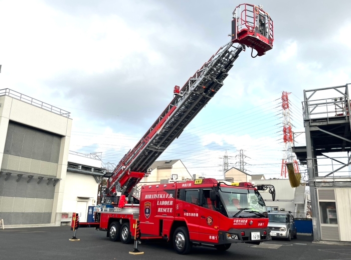はしご車の梯子を伸ばしている全体の写真