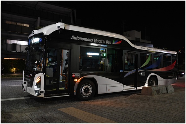 夜間のバスベイへ停車する自動運転バスの写真