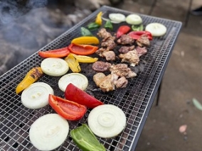 BBQグリルで食材を焼いている様子