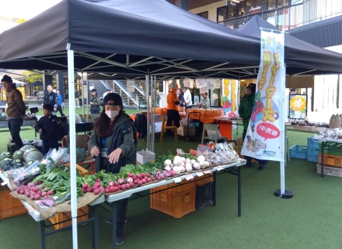 大濱昌子さんの販売のようす