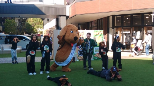 ベジ太とダンスチームがベジ太ダンスを踊っている