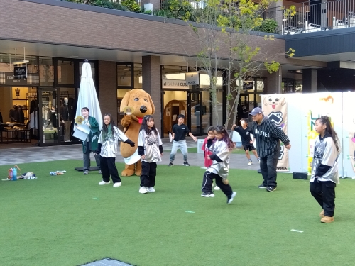 ダンスチームを応援するベジ太