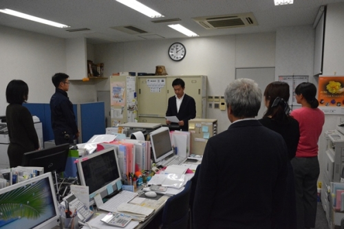 イクボス宣言をしている吉川代表取締役社長と従業員の皆様の写真