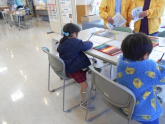 くるりんまつりでぬり絵をしている子