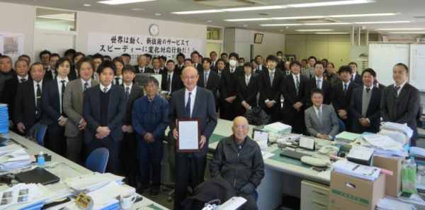 イクボス宣言後の小泉代表取締役会長と従業員の皆様の写真