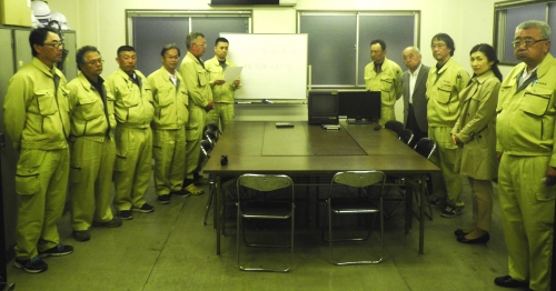 イクボス宣言をした武井代表取締役と社員の皆様の写真