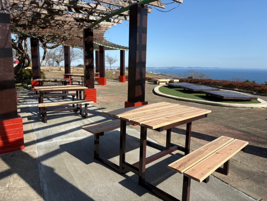 パーゴラ下のテーブルベンチからの眺め