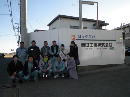 イクボス宣言書を持つ石川代表取締役社長と従業員の皆様の集合写真