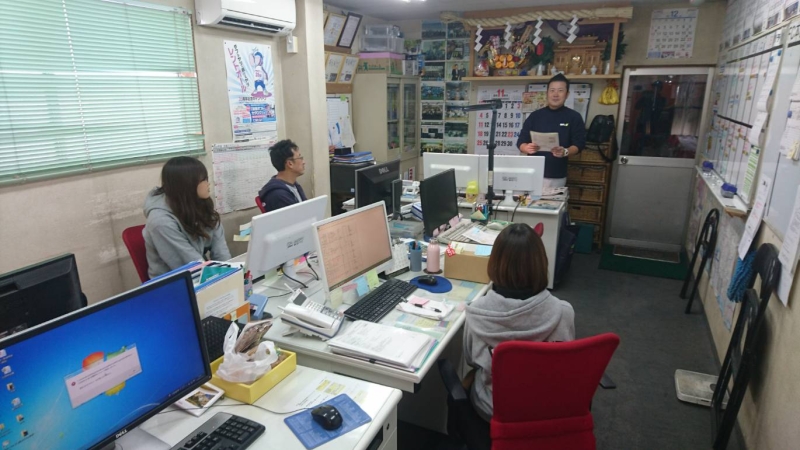 従業員の前でイクボス宣言をしている嶋田代表取締役の写真