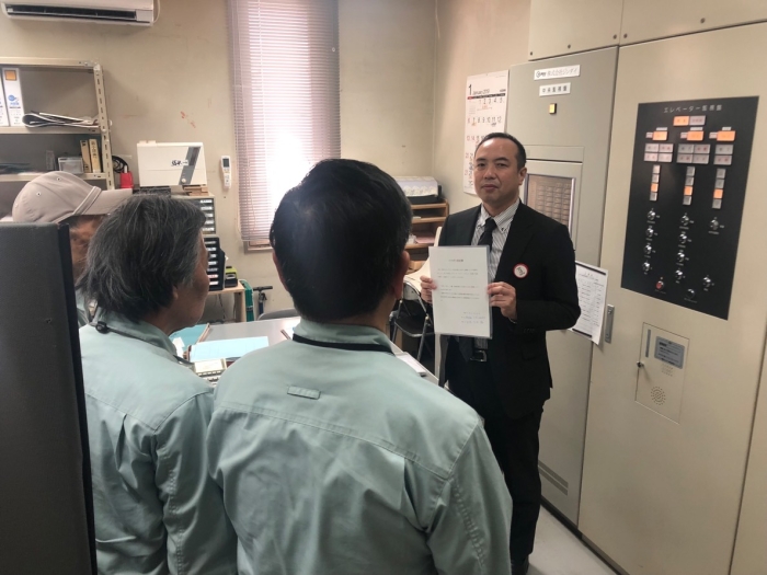 従業員の皆様の前でイクボス宣言をしている古谷支店長の写真