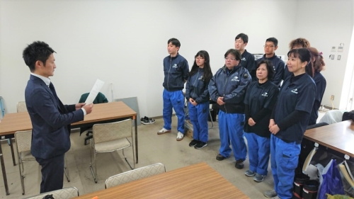 従業員の皆様の前でイクボス宣言をしている横田支店長の写真