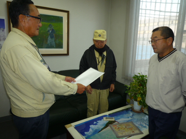 従業員の皆様に向かって宣言をしている髙橋前代表取締役の写真