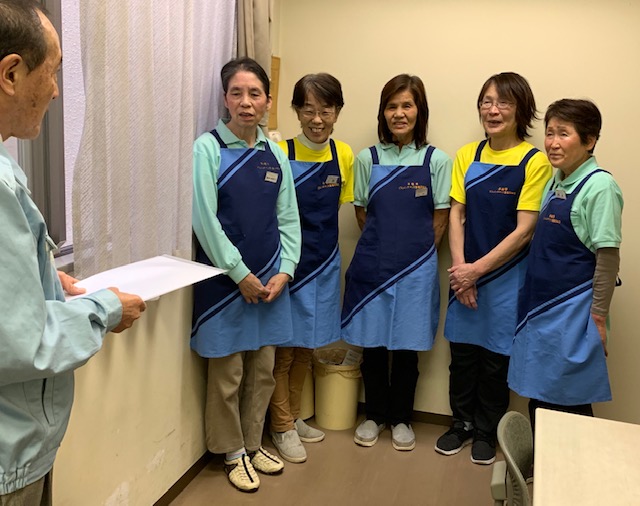 従業員の皆様の前でイクボス宣言をしている平之内代表取締役社長の写真