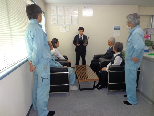 従業員の皆様に向かってイクボス宣言をしている杉山代表取締役の写真