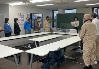 従業員の皆様に向かって宣言をしている中村代表取締役の写真