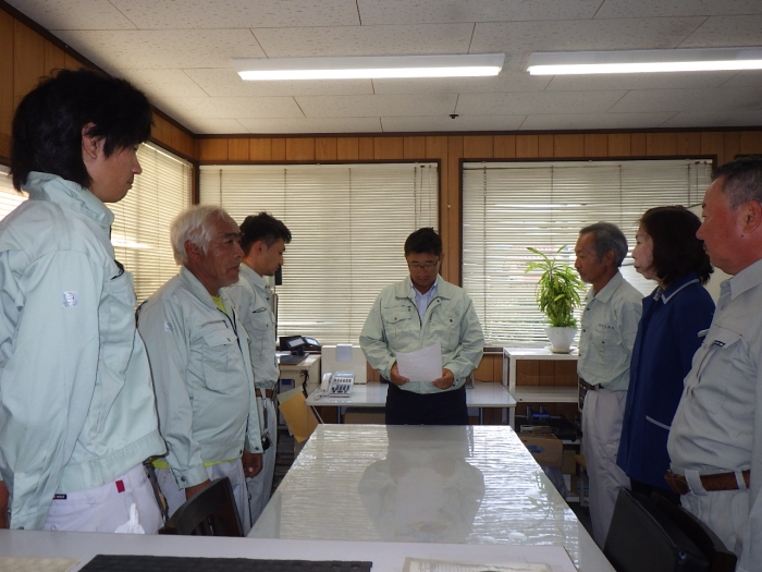 従業員の皆様に向かって宣言をしている斉藤代表取締役の画像