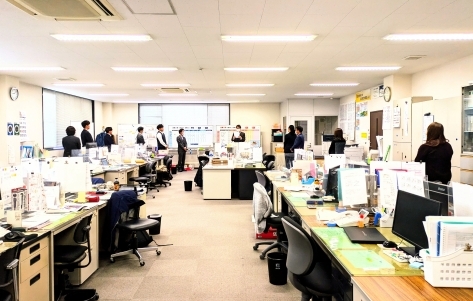 従業員の皆様の前でイクボス宣言をしている早川所長の写真