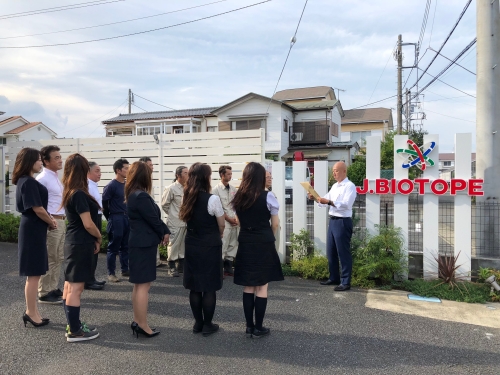 従業員の皆様の前でイクボス宣言をしている伊藤代表取締役の写真