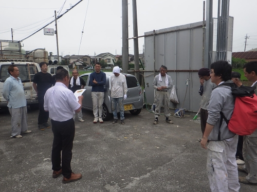 従業員の皆様の前でイクボス宣言をしている宇野女代表取締役の写真