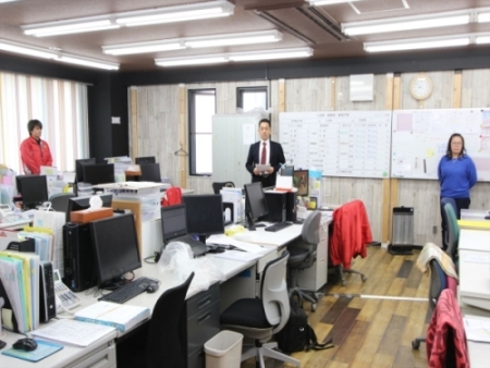 従業員の皆様に向かってイクボス宣言をしている藤原平塚事務センター長の写真