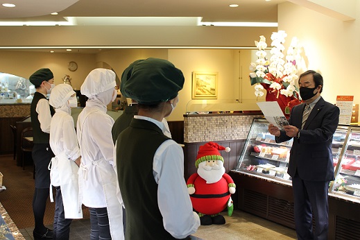 従業員の皆様に向かってイクボス宣言をしている芦川代表取締役