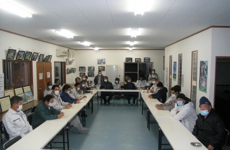 従業員の皆様に向かってイクボス宣言をしている望月代表取締役の写真