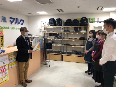 イクボス宣言をした高井代表取締役と従業員の皆様の写真