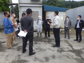 イクボス宣言をした青木取締役社長と従業員の皆様の写真