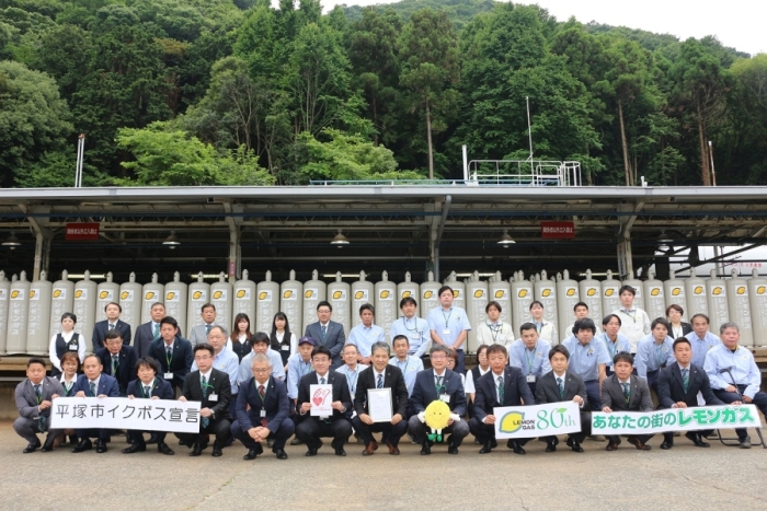 イクボス宣言をした伊藤神奈川支社管掌取締役と従業員の皆様の写真