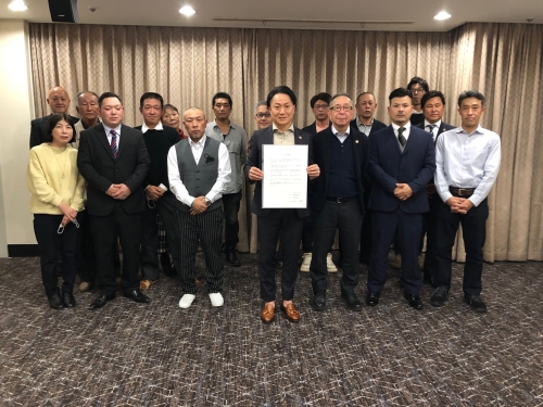 イクボス宣言をした山口代表取締役社長と従業員の皆様の写真