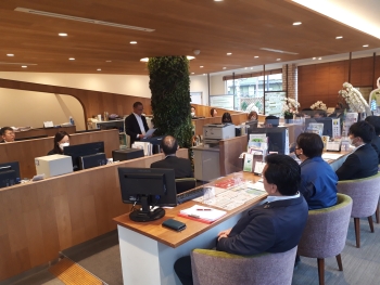 イクボス宣言をしている山口代表取締役社長と従業員の皆様の写真