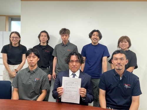 イクボス宣言をしている又城代表取締役と従業員の皆様の写真