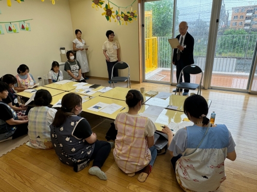 イクボス宣言をしている加川代表取締役と従業員の皆様