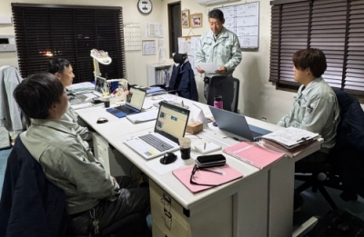 イクボス宣言をしている奥野代表取締役と従業員の皆様の写真