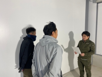 イクボス宣言をしている高橋代表取締役と従業員の皆様の写真