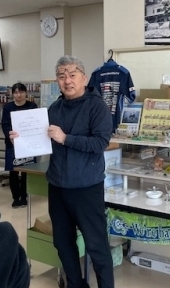 従業員の皆様に向かってイクボス宣言をしている伊藤代表取締役の写真