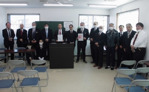 イクボス宣言をしている鳥海代表取締役と従業員の皆様の写真