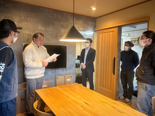 イクボス宣言をしている谷地代表取締役と従業員の皆様の写真