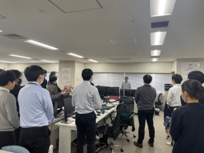 イクボス宣言をしている長谷川代表取締役と従業員の皆様の写真