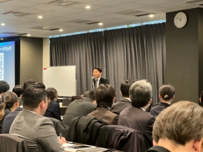 イクボス宣言をしている豊川代表取締役と従業員の皆様の写真