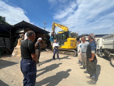 イクボス宣言をしている深谷代表取締役と従業員の皆様の写真