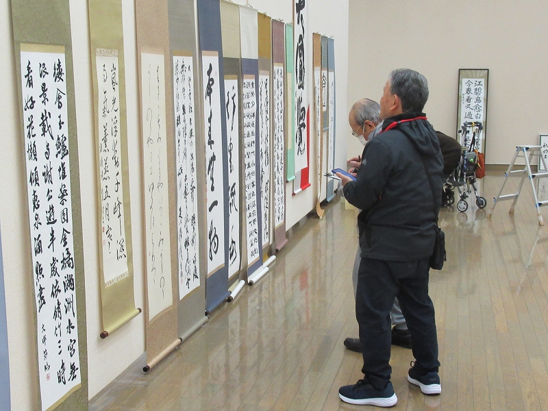 書道部門の審査の様子